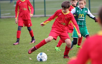 voetballende kinderen op K.ESK Leopoldsburg